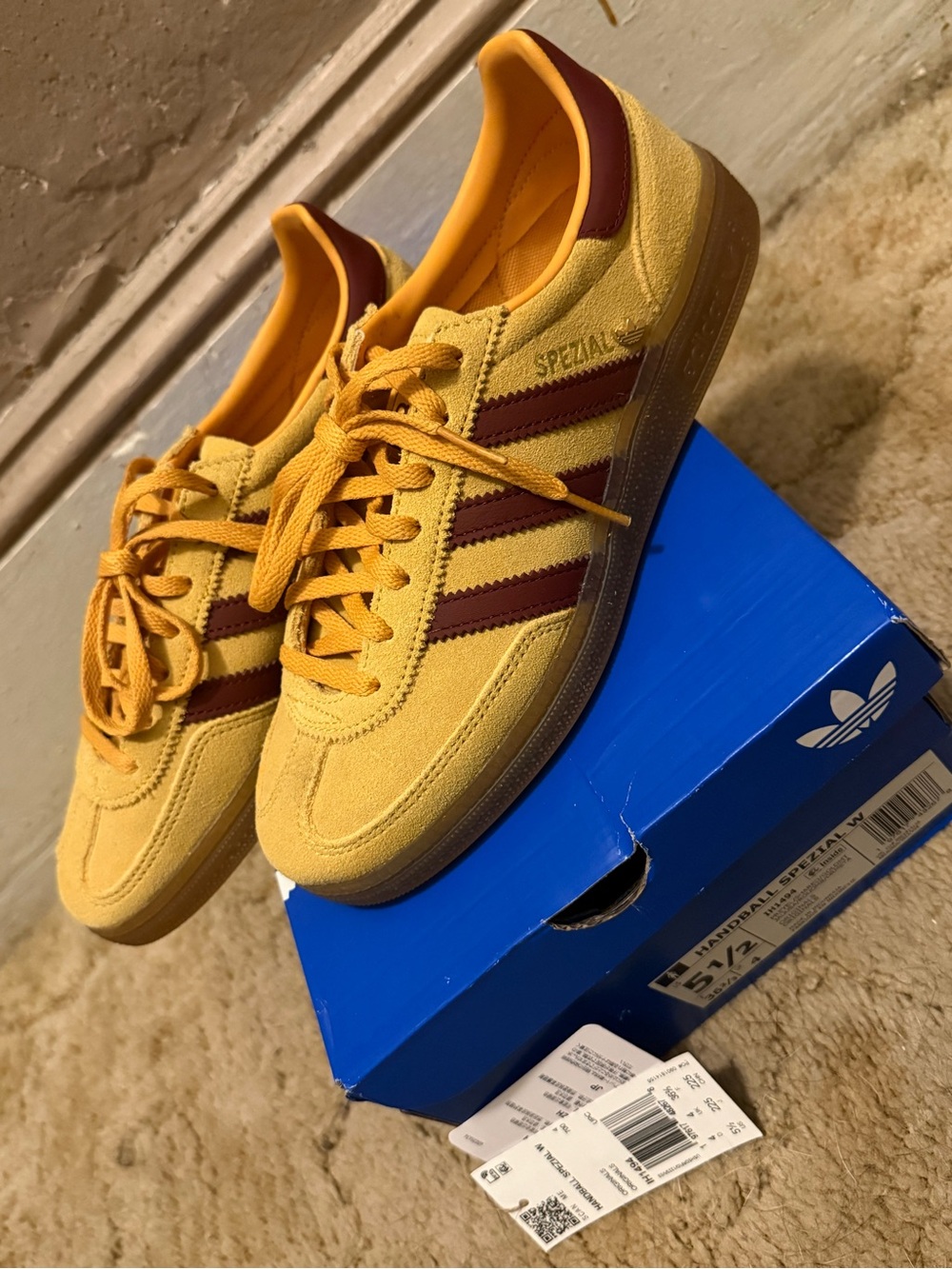 Brand new 5.5w handballs spezials in the washington commanders colorway.